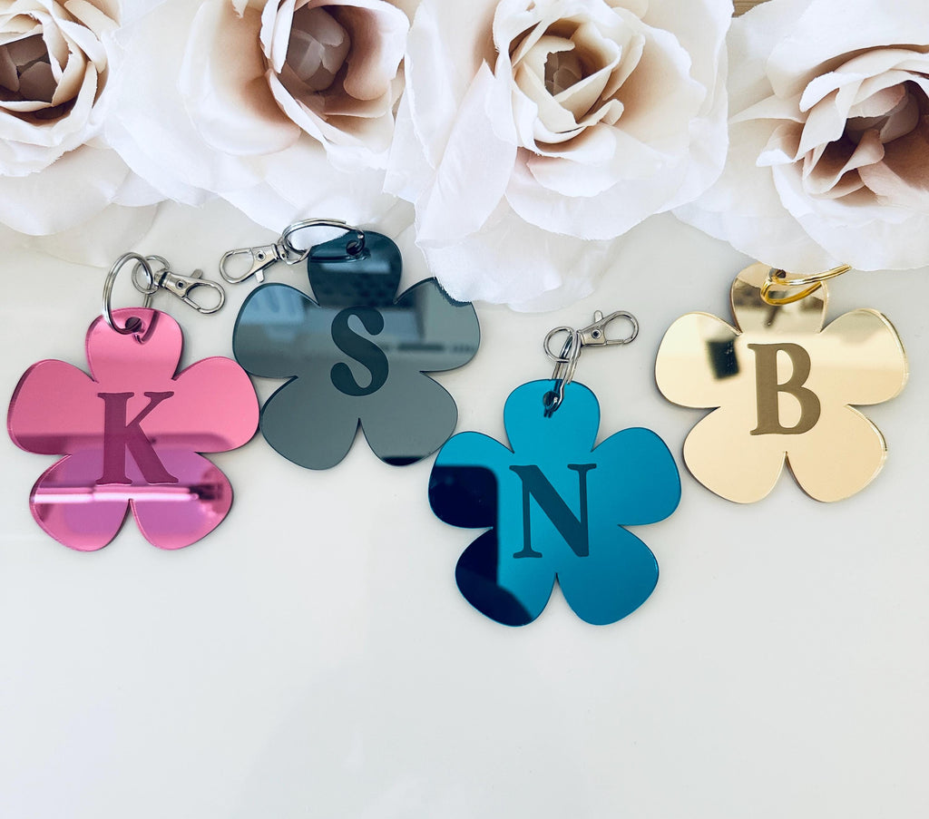 Personalized Daisy Name Tag Keychain | Custom Mirror Acrylic Flower Initial Keychain | Engraved Bag Tag | Gift for Her, Backpack Charm