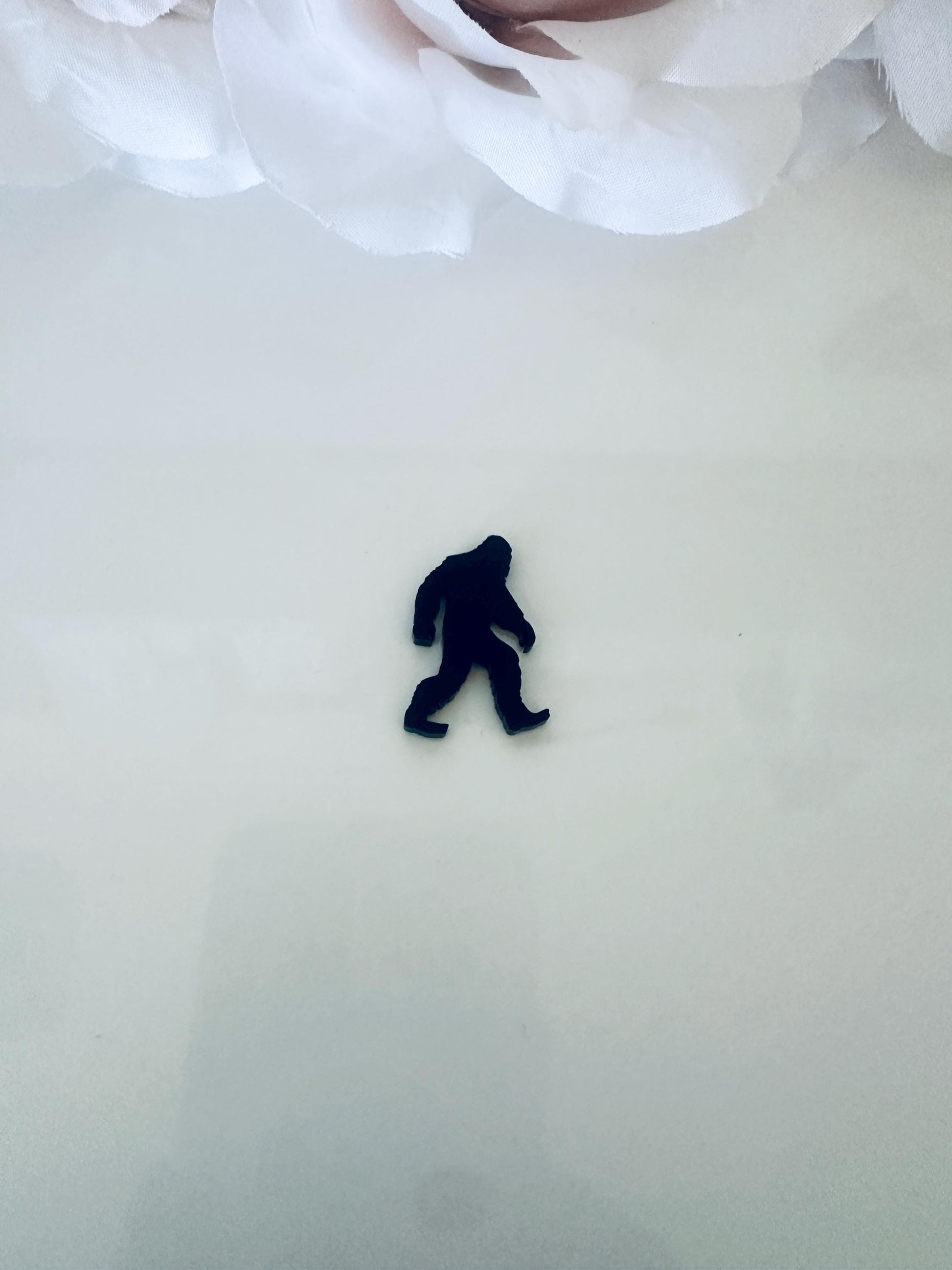 Celebrate the beauty of Washington State with this handmade Tic Tac Toe game featuring iconic apples and orcas! Crafted from maple wood and premium Houston Acrylic, this board is the perfect keepsake, gift, or travel-friendly family game. Includes a velvet storage bag for easy carrying.